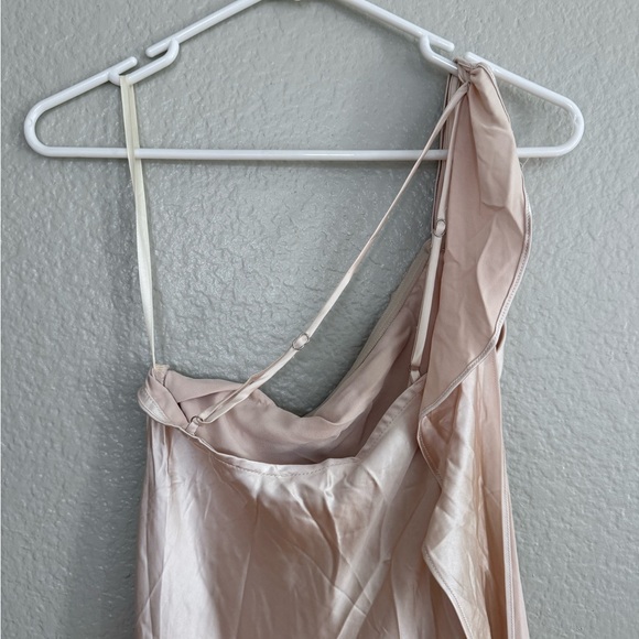 Selfie Leslie ROMANTIC TALES SATIN ONE SHOULDER MAXI DRESS CHAMPAGNE - Picture 4 of 5